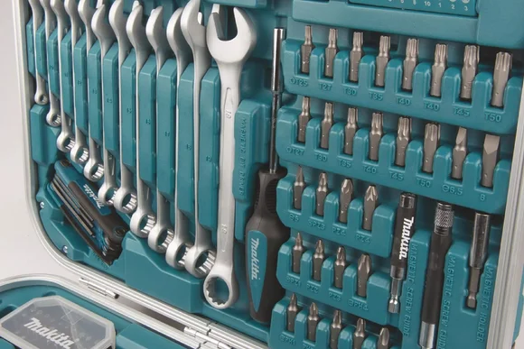 Ein geöffneter Werkzeugkasten mit sortiertem Werkzeug.